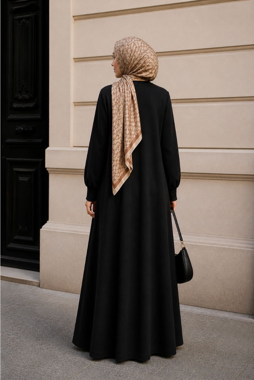 Abayah + Hijab + Brille + Tasche